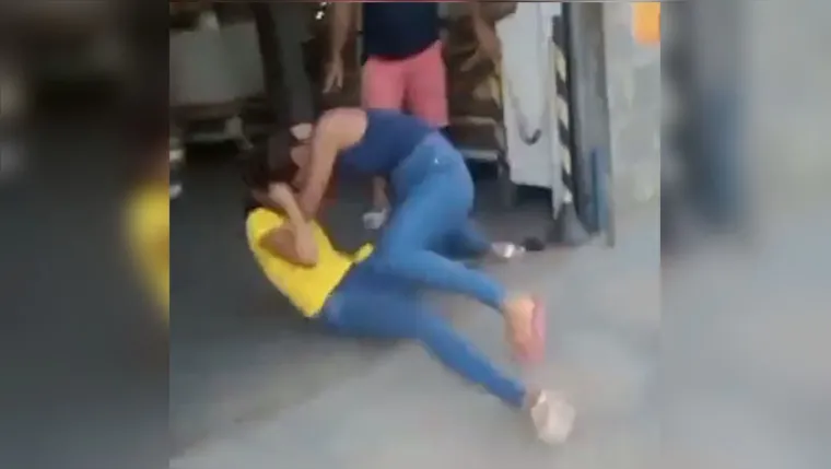 Imagem ilustrativa da notícia Vídeo: Mulher invade padaria e dá surra em amante