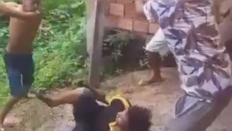 Imagem ilustrativa da notícia Vídeo: homem é espancado e morto pelo tribunal do crime