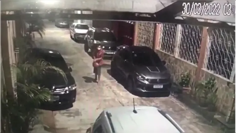 Imagem ilustrativa da notícia Vídeo: ladrão usa chave mestre para invadir vila na Pedreira