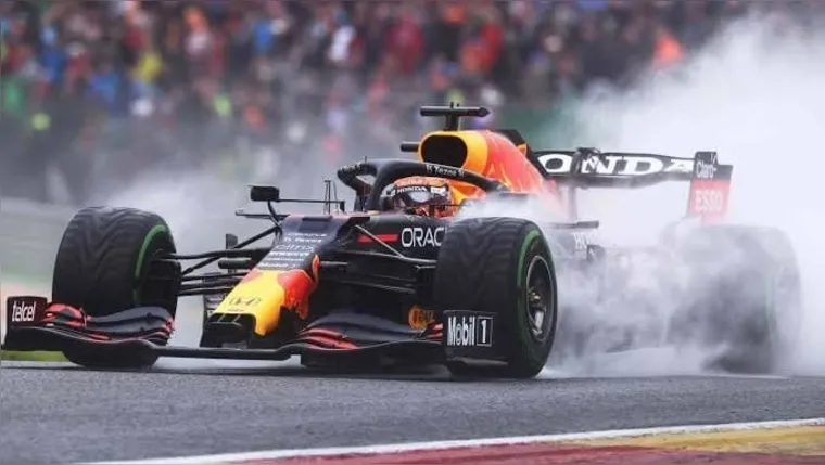 Imagem ilustrativa da notícia Verstappen é pole no sprint em Ímola; Hamilton sai em 13º