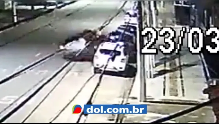 Imagem ilustrativa da notícia Vídeo: Motorista capota e atinge outros carros em Belém