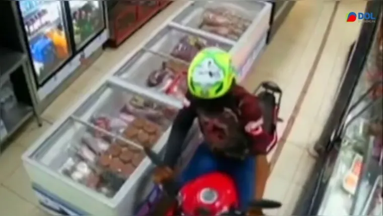 Imagem ilustrativa da notícia Vídeo: motoqueiro invade açougue e rouba R$ 350 em carne