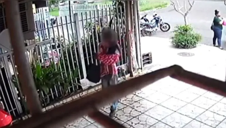 Imagem ilustrativa da notícia Vídeo: homem assalta padaria com criança no colo