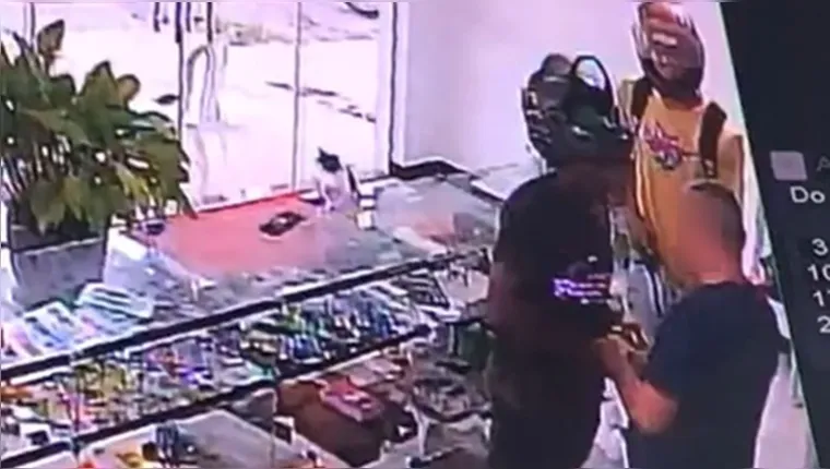 Imagem ilustrativa da notícia Vídeo: bandidos invadem loja e apontam arma para comerciante 