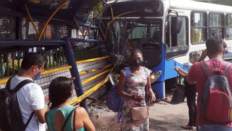 Imagem ilustrativa da notícia Ônibus invade parada e derruba muro do IFPA na Almirante