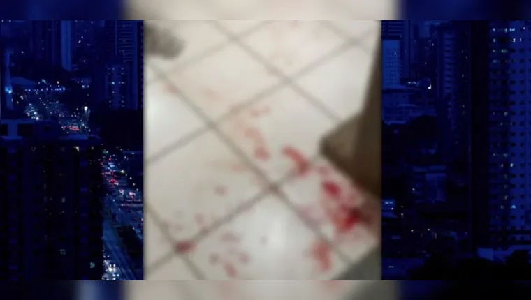 Imagem ilustrativa da notícia Vídeo:
mulher é esfaqueada pelo companheiro em condomínio