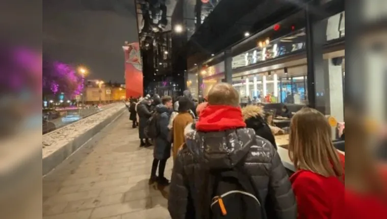 Imagem ilustrativa da notícia Vídeo: russos fazem filas antes do McDonalds fechar 