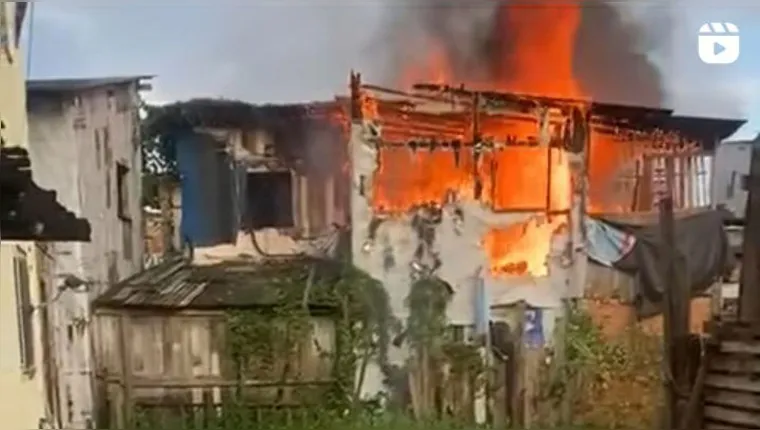 Imagem ilustrativa da notícia Incêndio destrói casa de madeira no bairro do Barreiro