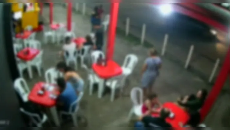Imagem ilustrativa da notícia Vídeo: adolescente é apreendida após roubar lanchonete