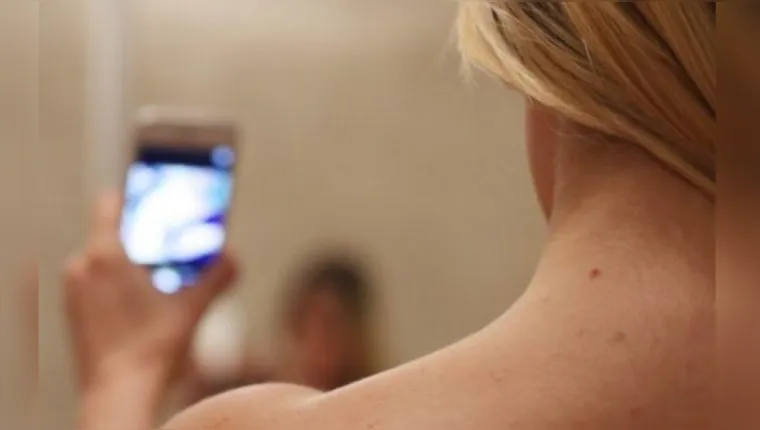 Imagem ilustrativa da notícia Fim dos nudes: novo smartphone proíbe selfie sem roupa