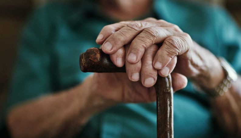 Imagem ilustrativa da notícia: MG: idoso de 84 anos agride esposa de 77 a golpes de bengala