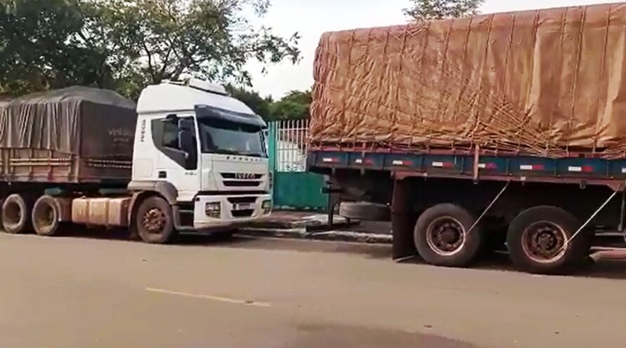 Os caminhões foram interceptados em fiscalização da Polícia Rodoviária Federal
