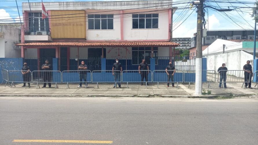 Prédio da Federação Paraense de Futebol sendo protegido por diversos seguranças