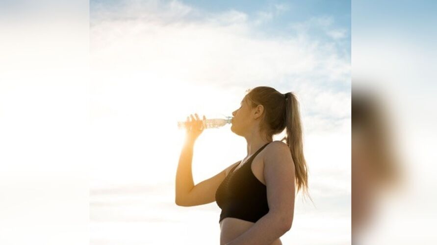 Beber água e manter uma boa alimentação são ações importantes para o corpo