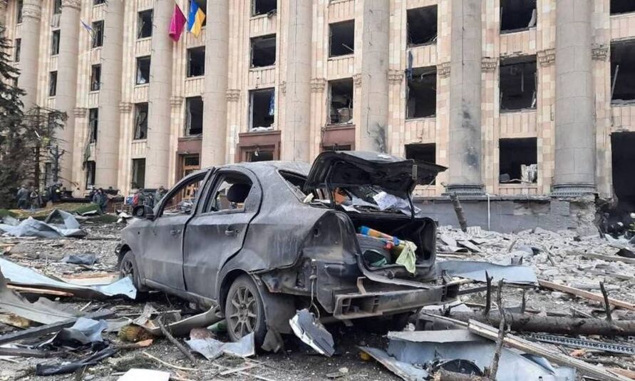 Veiculo que estava estacionado na frente da sede do governo ficou completamente destruído após a explosão