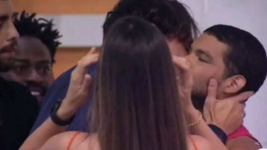 Internautas acreditam que finalmente, rolou um beijo entre Vyni e Eli.