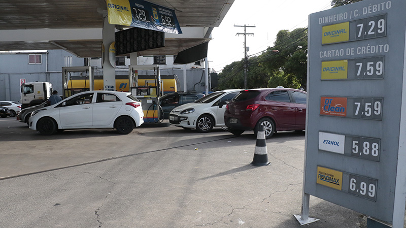Motoristas de app dizem que preço da gasolina está mais caro que da corrida