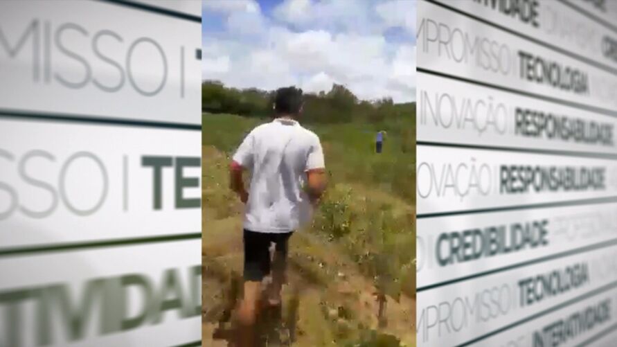 Sandro Lucio Nascimento, de 20 anos, correndo em direção ao pai agricultar para dar a notícia da aprovação em medicina.