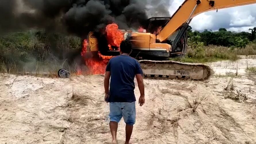 Máquinas como tratores, usadas na exploração ilegal são queimadas em base na lei