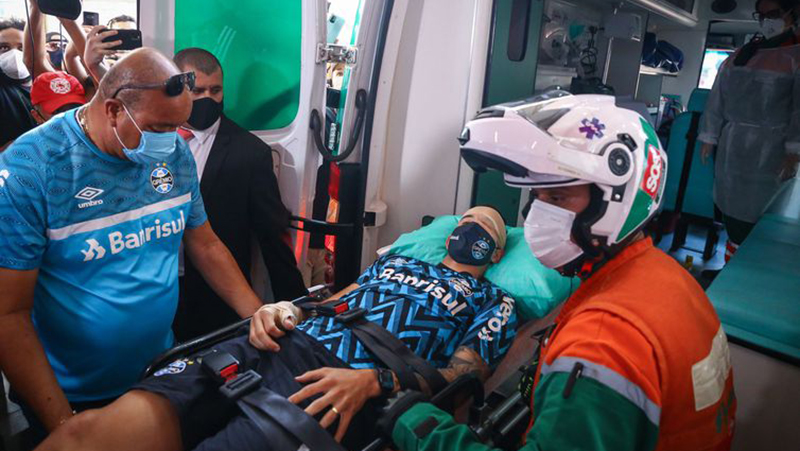 O atletas Mathias Villasanti foi atingido e precisou ser levado ao hospital com ferimentos na cabeça.