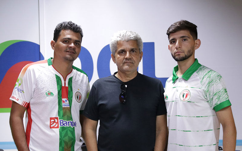 Presidente do Itupiranga, Izaías Alves (primeiro, à esquerda), se defende na confusão que paralisou o Campeonato Paraense de 2022