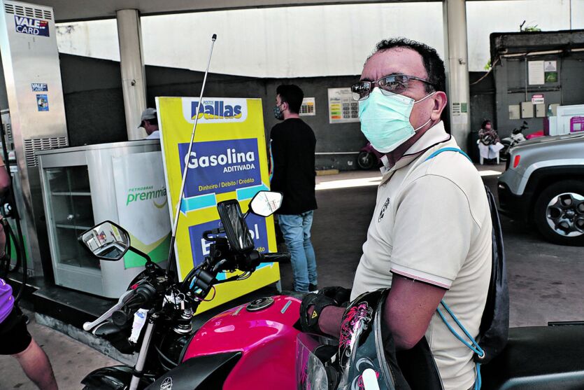 O massoterapeuta Geovani Soares agora usa moto, já que o carro o impediu de algumas atividades.