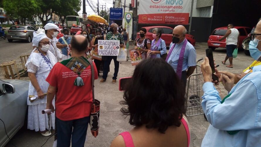 Manifestantes cobram providências após idosa relatar ter sido vítima de racismo em supermercado de Belém.