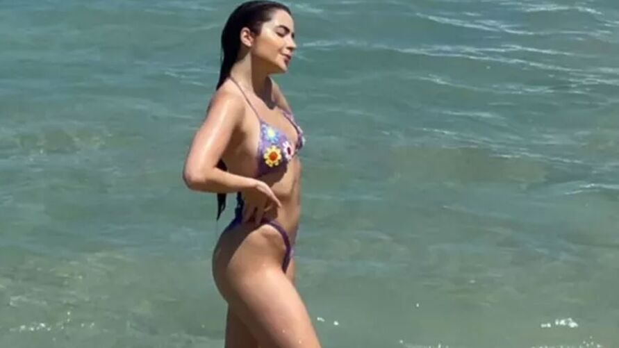 Jade estreou o look fora do reality em uma praia no Rio de Janeiro