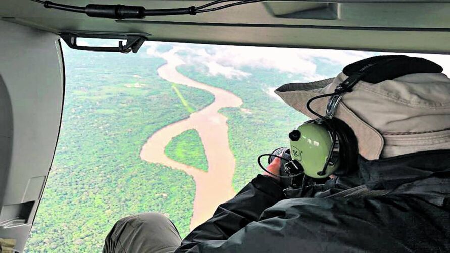 Sebastião Salgado sobrevoa o rio Uraricoera, na Terra Indígena Yanomami, em um dos locais mais assediados pelos garimpos ilegais