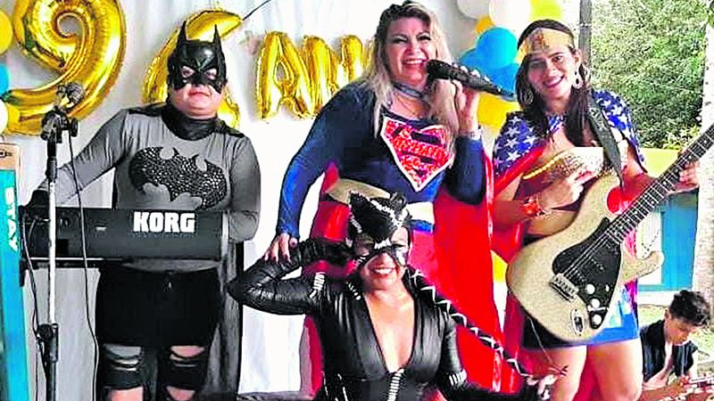 No palco, a Batgirl, Mulher-Maravilha, Supergirl e Mulher-Gato se unem em defesa do brega e da cultura paraense