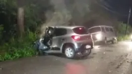 Carro modelo Kwid ficou com a frente destruída após colisão com caminhão na Estrada da Ceasa