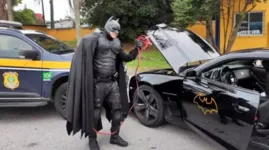 Conforme a PRF de Santa Catarina, o “Batman” em questão é o aposentado Renato Bilbao, que realiza trabalho voluntário em creches