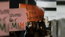Em abril, alunos da faculdade protestaram em apoio à professora Isabelle Costa.
