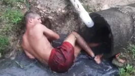 Suspeito foi preso após se jogar na vala