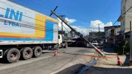 Poste e fiação ficaram apoiadas em baú de carreta na rodovia Arthur Bernardes