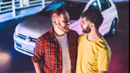 Casal homoafetivo em peça publicitária provocou ataques homofóbicos nas redes sociais