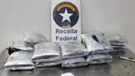 Foram apreendidos 20 quilos de maconha na mala de um passageiro.