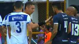O árbitro anulou um gol legítimo do Clube do Remo contra o Confiança