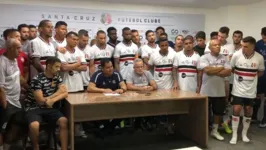 Os atletas do Santa Cruz ficaram reunidos com membros da comissão técnica após o jogo