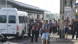 Paradas de ônibus seguem lotadas, tempo de espera pelos coletivos é grande.