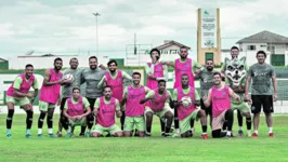 Elenco bicolor posou descontraído durante o treino na Arena Verde