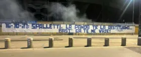Os torcedores do Napoli assinaram “ladrão” como o autor da mensagem.