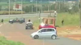 Frame do vídeo gravado por motorista durante troca de tiros entre PM e suspeitos, em Goiás.