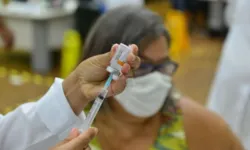 O país chega a 663.567 mortes e 30.449.740 casos registrados de Covid-19 desde o início da pandemia.