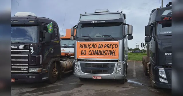 Imagem ilustrativa da notícia Caminhoneiros fazem primeira greve após alta do diesel