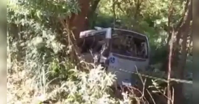 Imagem ilustrativa da notícia Acidente com ônibus no Paraná deixa ao menos sete mortos