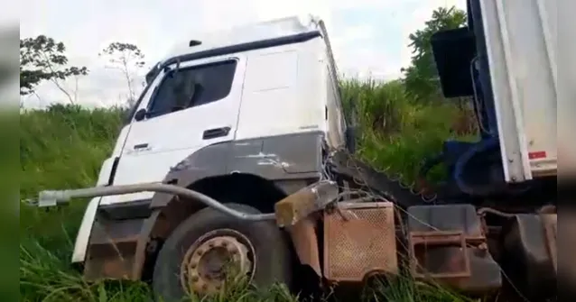 Imagem ilustrativa da notícia Vídeo: motorista de carreta sofre acidente na Br-230