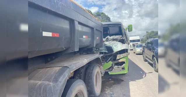 Imagem ilustrativa da notícia Vídeo: micro-ônibus e caminhão com areia colidem na BR-316
