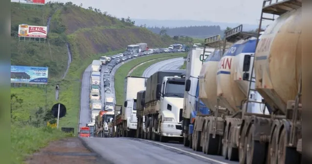 Imagem ilustrativa da notícia Caminhoneiros ameaçam paralisação geral após alta do diesel