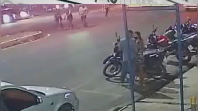 Imagem ilustrativa da notícia Vídeo: trio cerca motos em calçada até o momento de roubar
